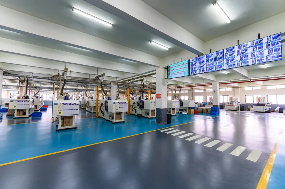 Bearing cage injection molding workshop